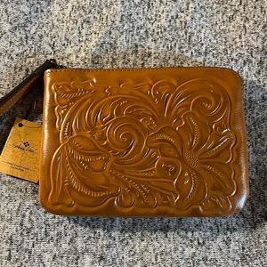👜 NWT Patricia Nash Cognac Leather Cassini Wristlet - A